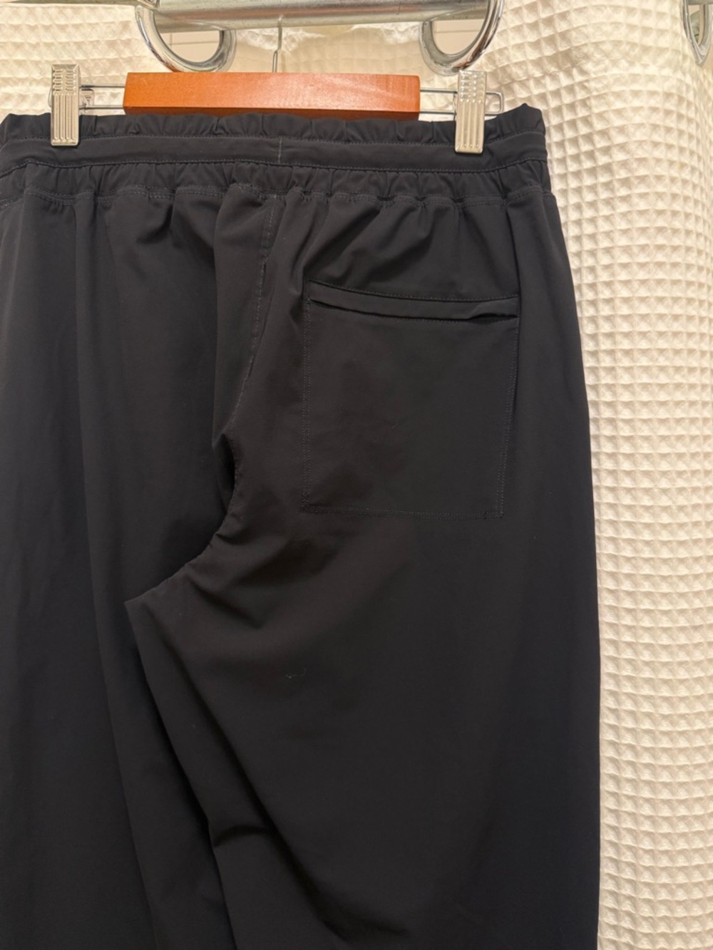 Vuori Black Drawstring Joggers with Contrast White Tie - size XS - Picture 6 of 9